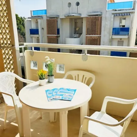 Flat With Sunny Balcony 아파트 비비오네